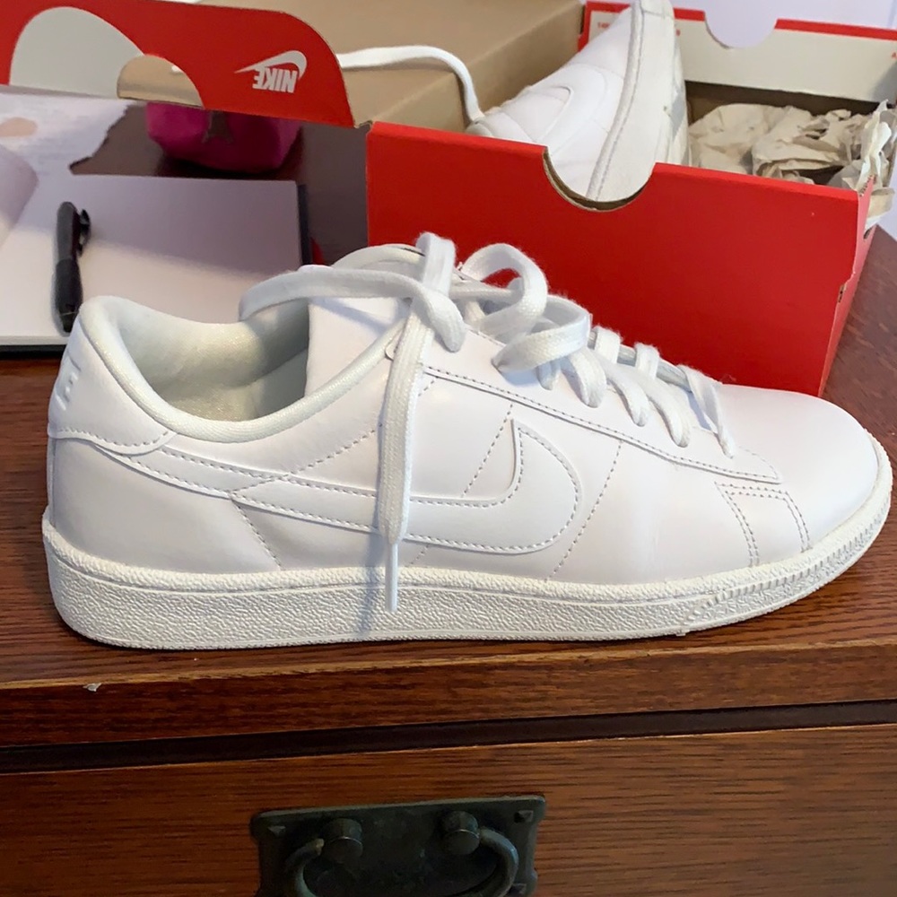 Nike women’s tennis classic sneakers